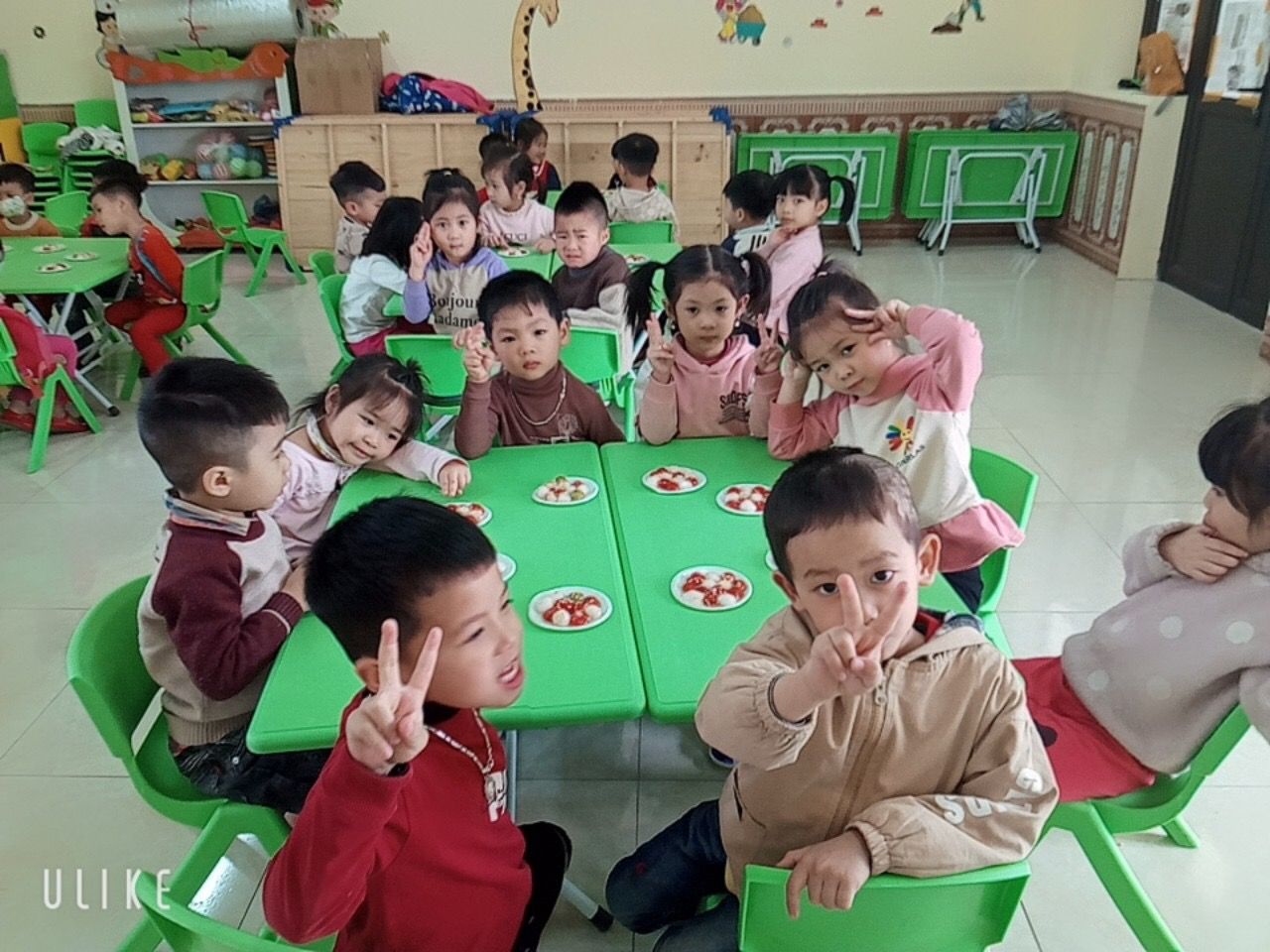Các bé lớp 4 tuổi khu trung tâm Trương kênh cầu tham gia buổi trải nghiệm nặn bánh trôi
