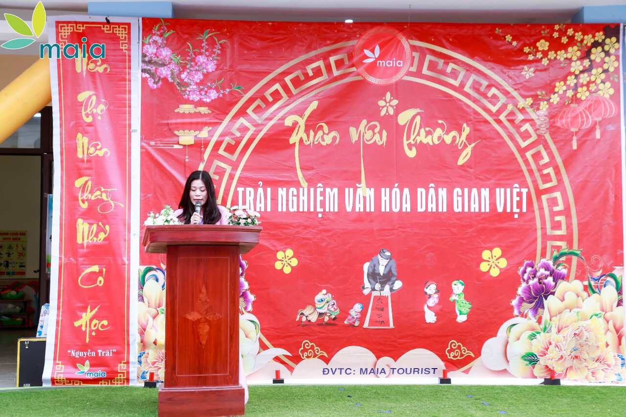 Cô Chu Thị Doan - Hiệu trưởng nhà trường phát biểu khai mạc hội chợ